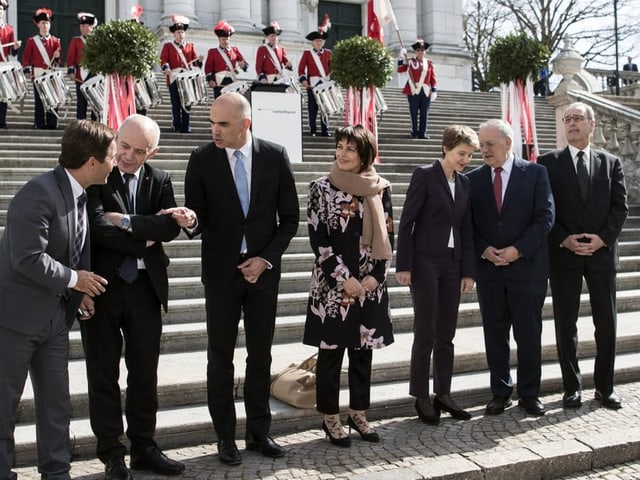 Gruppenfoto des Bundesrates auf einer Treppe stehend.