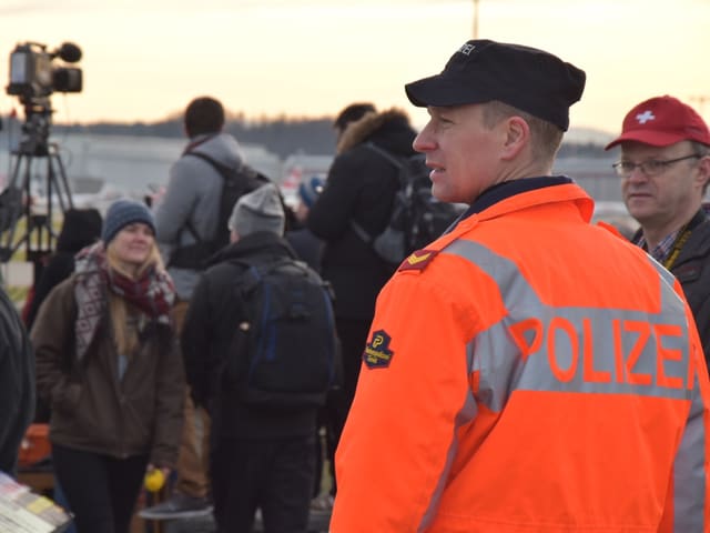 Polizei am Flughafen.