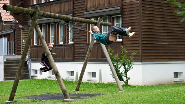 Zwei Jungen auf einer Schaukel