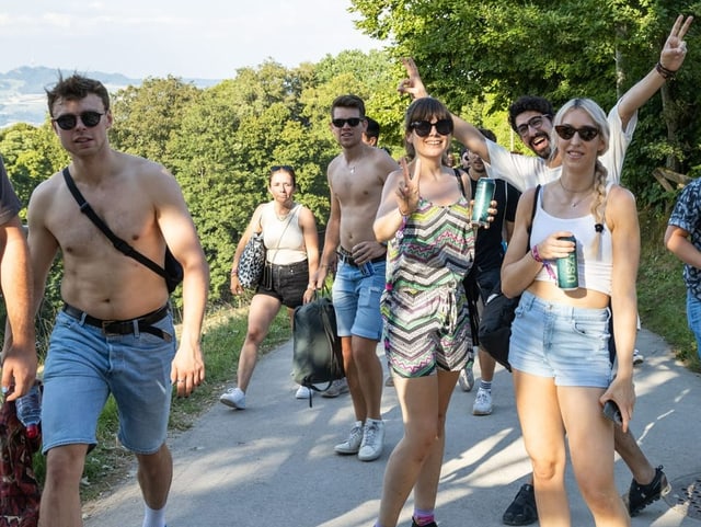 Einige Festivalbesucherinnen- und Besucher, die zu Fuss auf den gurten kamen