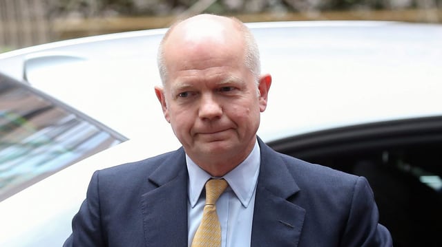 William Hague beim Verlasen eines Autos.