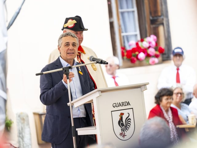 Mann hält Rede am Podium in Guarda.