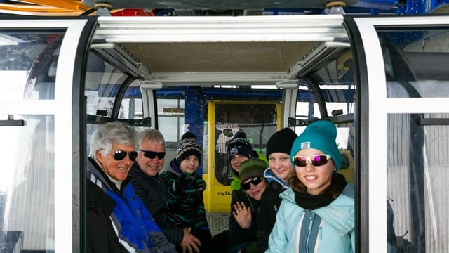 In der Gondel: Reto Schaub, Reto Attenhofer, Enzo (11), Leon (12), Elia (12), Emely (12), Ronja (11) v.l.n.r.