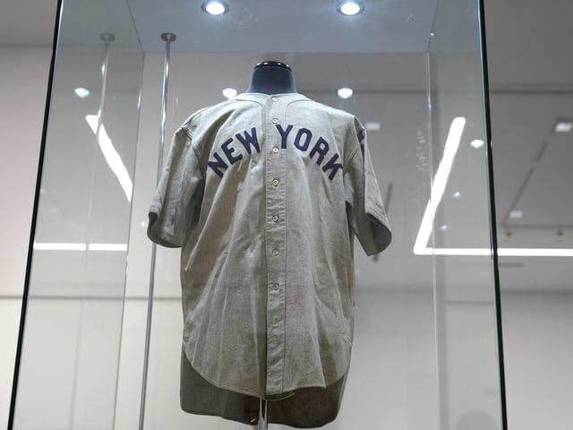 Altes New York Baseball-Trikot in Glasvitrine.