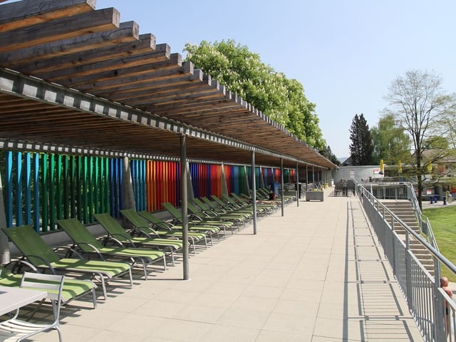 Liegestühle im Freibad Baden 