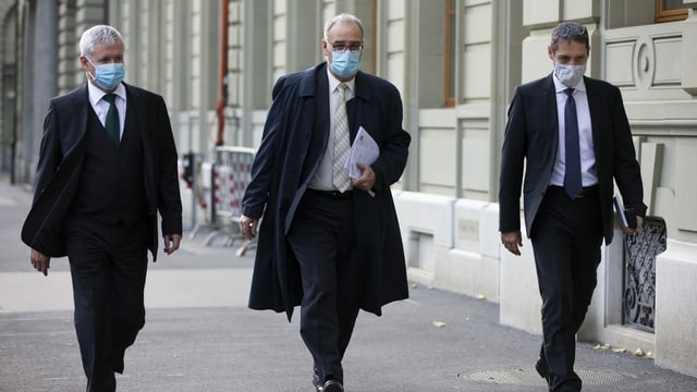 Parmelin on the way with mask.