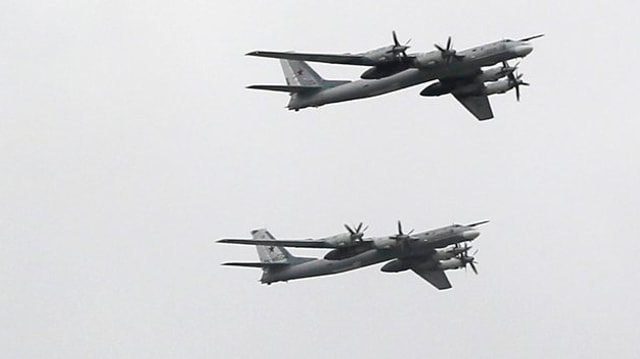 Zwei russische Langstreckenbomber vom Typ Tu-95 in der Luft