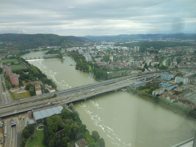 Blick aus einem Hochhaus auf den Rhein und das Flusskraftwerk Birsfelden.