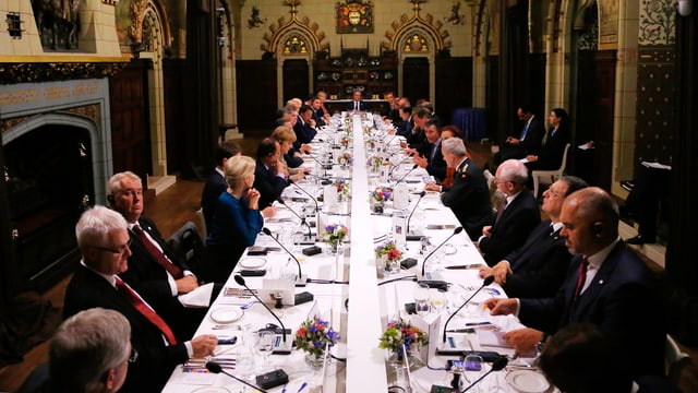 Die Staats- und Regierungschefs der Natostaaten sitzen an einer langen Tafel