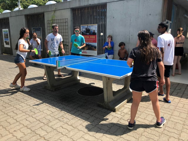 Auch auf dem Campingplatz Eichholz in Bern findet unser Moderatorenduo schnell Anschluss: Pingpong! 