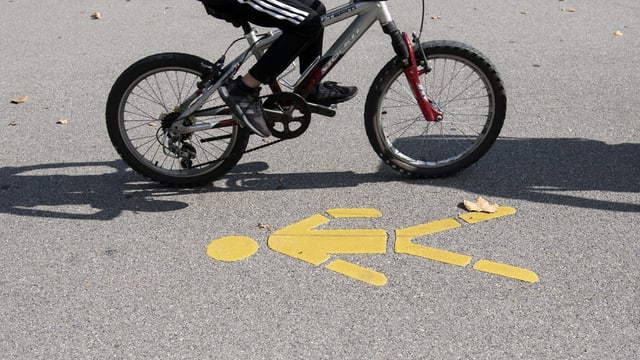 Neu dürfen Kinder bis 12-jährig mit dem Velo auf dem Trottoir fahren.