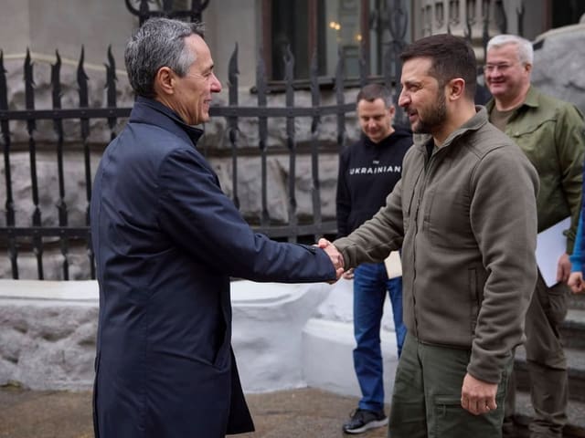 Ignazio Cassis schüttelt Wolodimir Selenski die Hand. Sie stehen draussen vor einem Gebäude. 