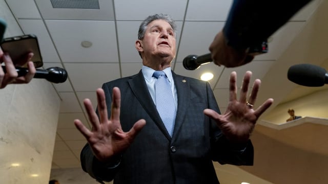 Joe Manchin spricht am 27.10.2021 zu Reportern,