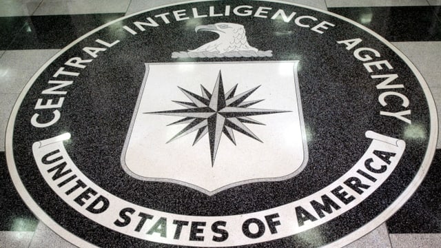 Emblem der CIA auf dem Boden.