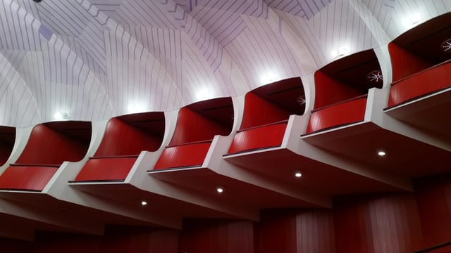 Rote Logenplätze in einem Theater