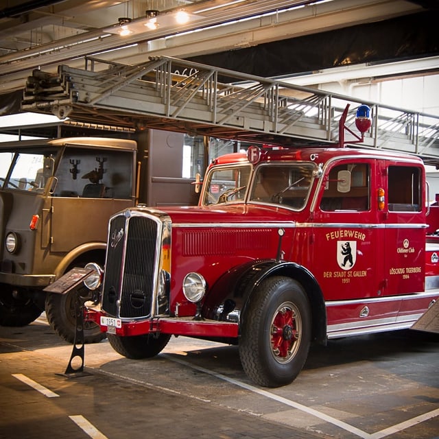 Ein altes rotes Feuerwehrauto mit dem Wappen der Stadt St. Gallen und der Autonummer 1951.