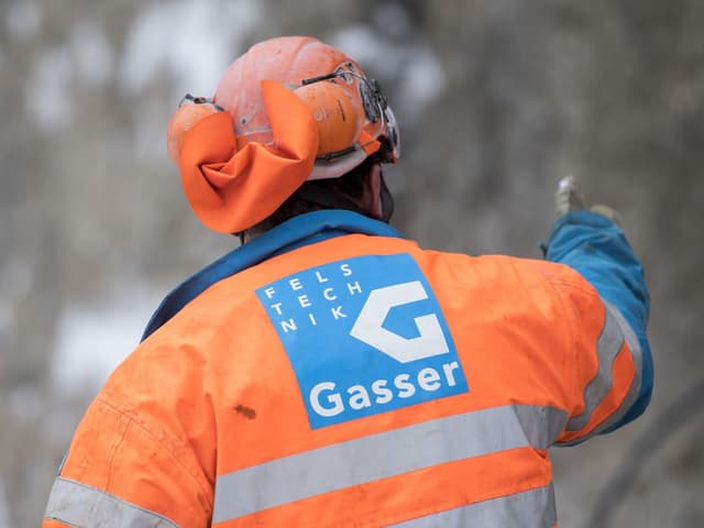 Ein Mitarbeiter von Gasser Felstechnik streckt den rechten Daumen in die Höhe.