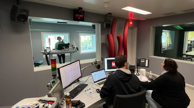 Bei einem Besuch im Radiostudio den Macher:innen bei der täglichen Arbeit über die Schultern schauen.