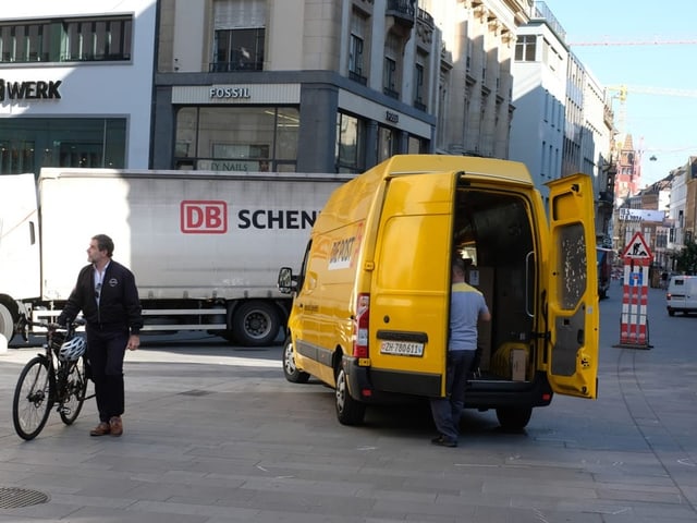 Eine Strasse in der Basler Innenstadt voller Lieferwägen