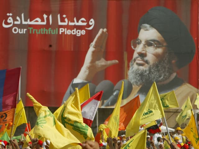 Hisbollah-Anhänger vor Konterfrei von Nasrallah