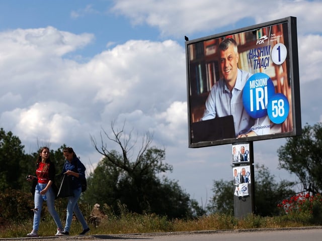 Wahlplakat in der Landschaft