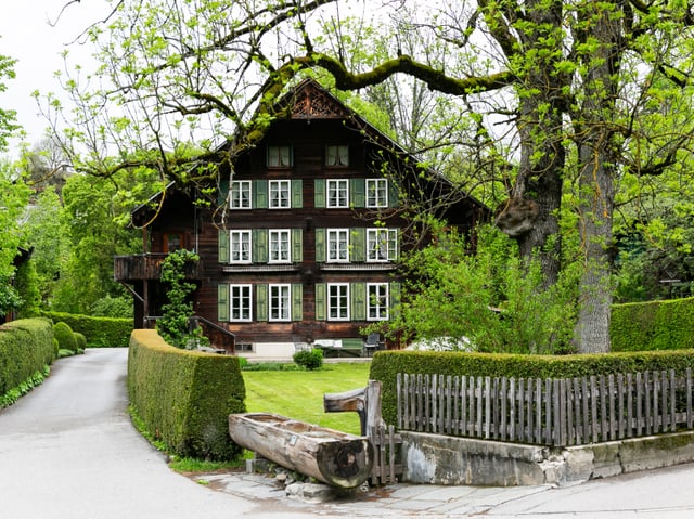 Ein Holzhaus mit einer Holzverzierung unter dem Dach.