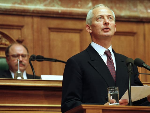 Fürst Hans Adam II von Liechtenstein spricht zum Schweizer Parlament. 