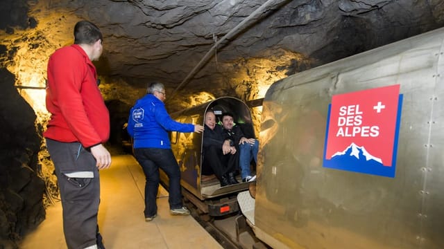 Touristen steigen in die Bahn in der Salzmine von Bex.