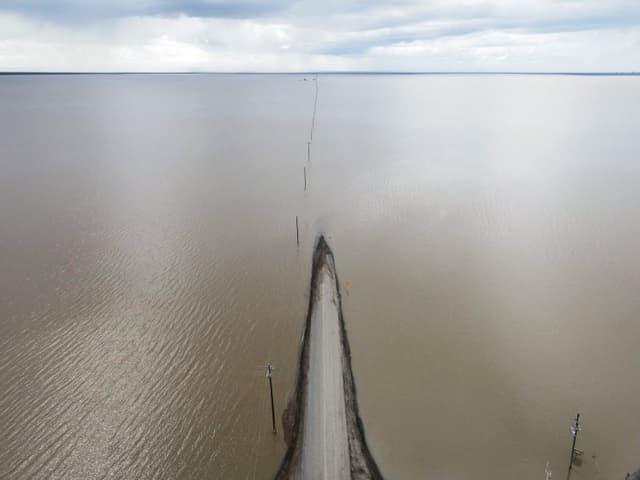 Blick von oben auf ein überflutetes Gebiet.