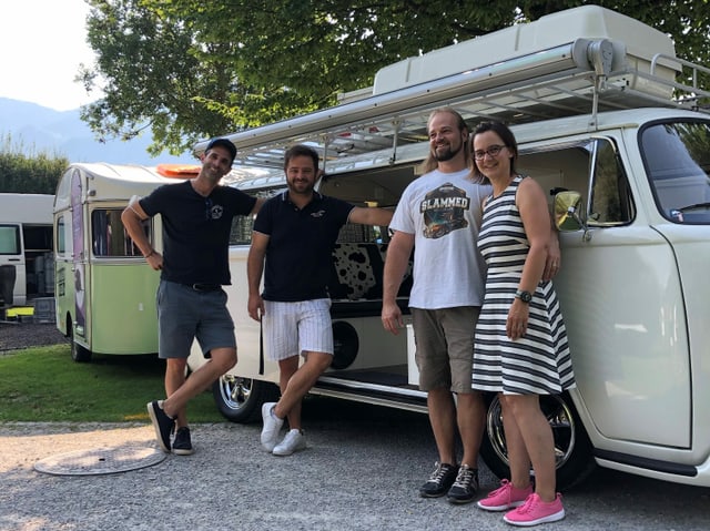 Auf zur sechsten und letzten Carawahnsinn-Etappe! Der Wohnwagen unserer SRF 3-Moderatoren Philippe Gerber (links) und Marco Thomann wurde von den SRF 3-Hörern Rita und Andy gezogen. Mit ihrem Campingbüssli fahren sie uns von Sarnen nach Luzern. Merci fürs Mitnehmen! 