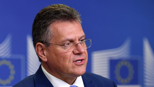 Sefcovic trägt einen Anzug und eine rahmenlose Brille.