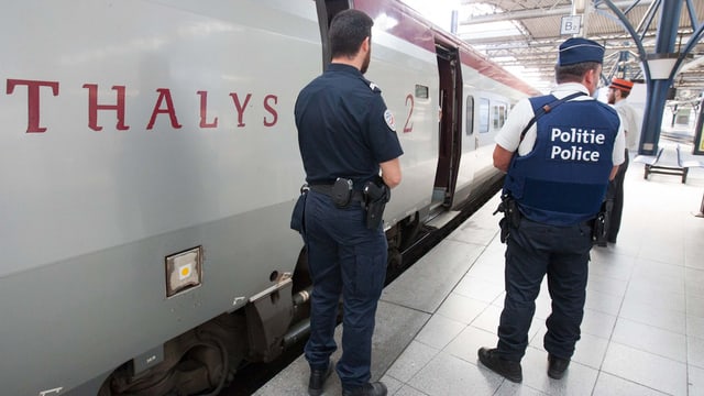 Polizisten vor einem Thalys-Zug.