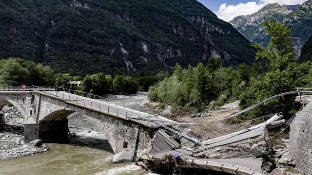 Die eingestürzte Brücke bei Cevio.