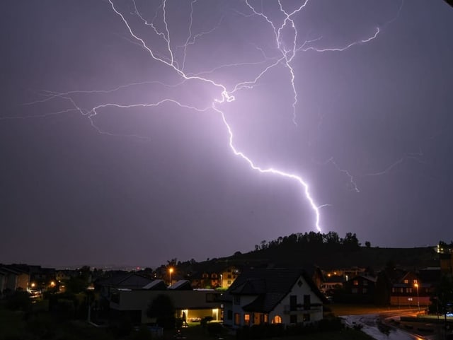 Blitzeinschlag bei Nacht