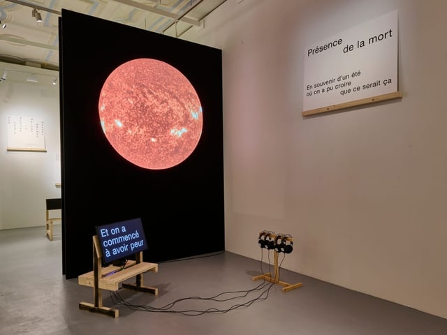 Blick auf eine Videoinstallation einer glühenden Sonne