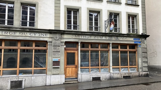 Das Restauran von aussen, die Fenster sind mit Plastik abgedeckt.