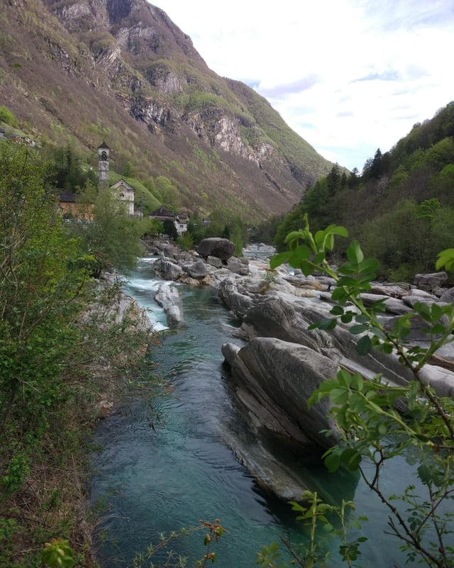 Blick über den Fluss auf das Dorf Lavertezzo.