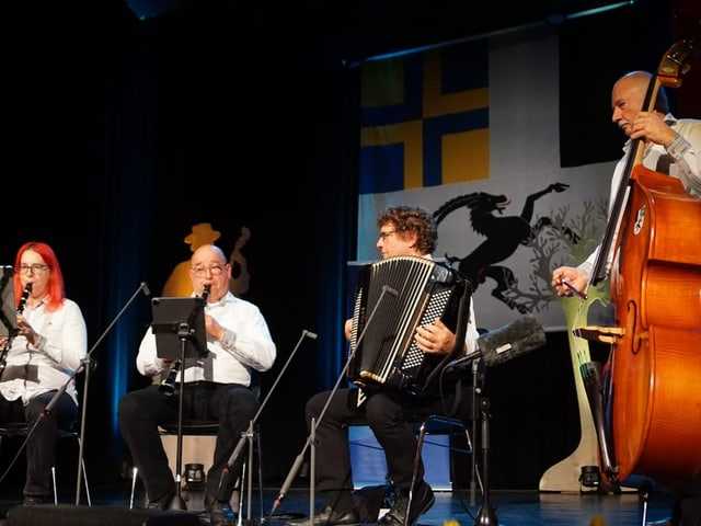 Vier Musiker spielen auf der Bühne.