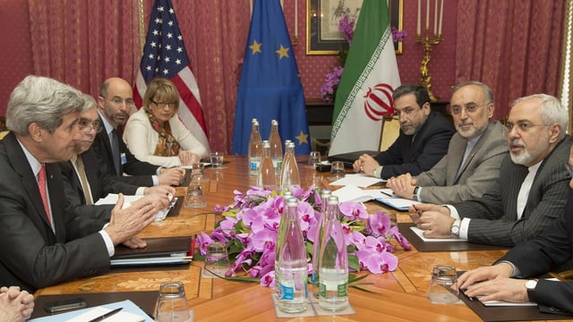 Die beiden Aussenminister John Kerry (USA, links) und Javad Zarif (Iran) am Verhandlungstisch