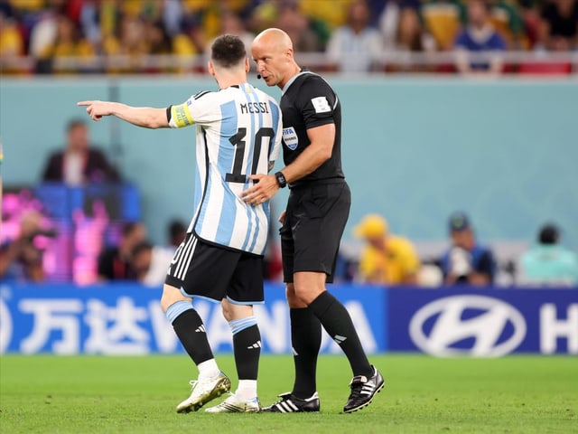 Szymon Marciniak mit Lionel Messi