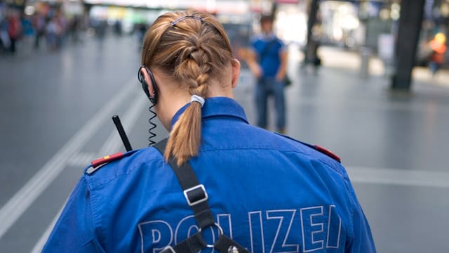 Eine Zürcher Kantonspolizistin am Hauptbahnhof.