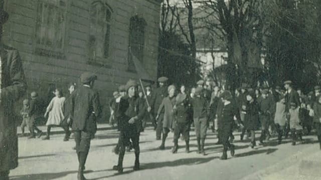 Kinder protestieren und gehen auf die Strasse. 