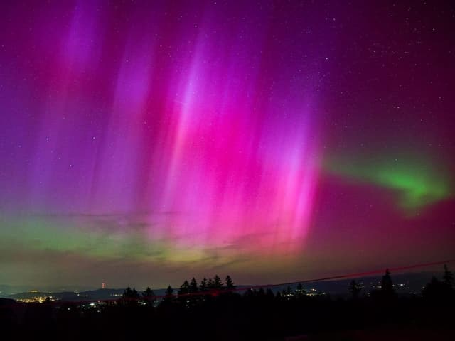 Farbige Polarlichter am Himmel