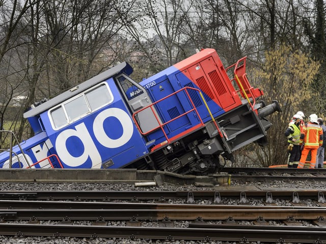 Rangierlok versinkt scheinbar in den Geleisen.