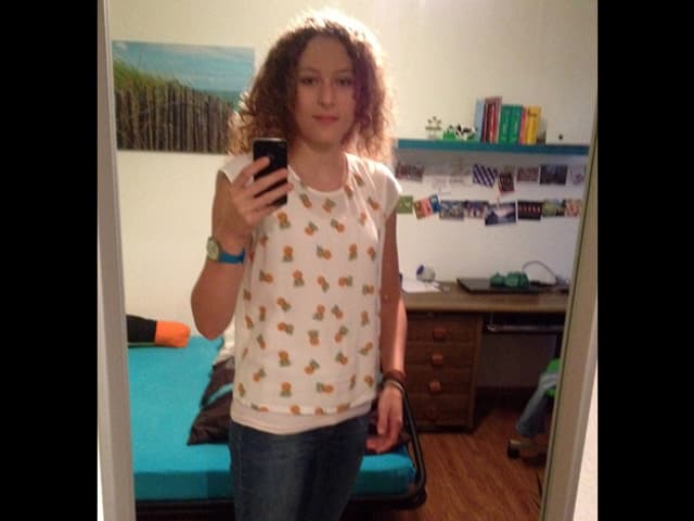 Livia im Ananas-Shirt.