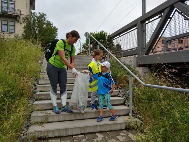 Plogger sammeln auf einer Treppe Abfall ein