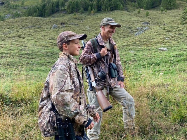 Andrin und Christian halten Ausschau nach Murmeltieren.