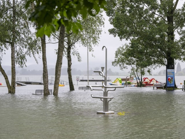 Ein Strandbad steht unter Wasser. 