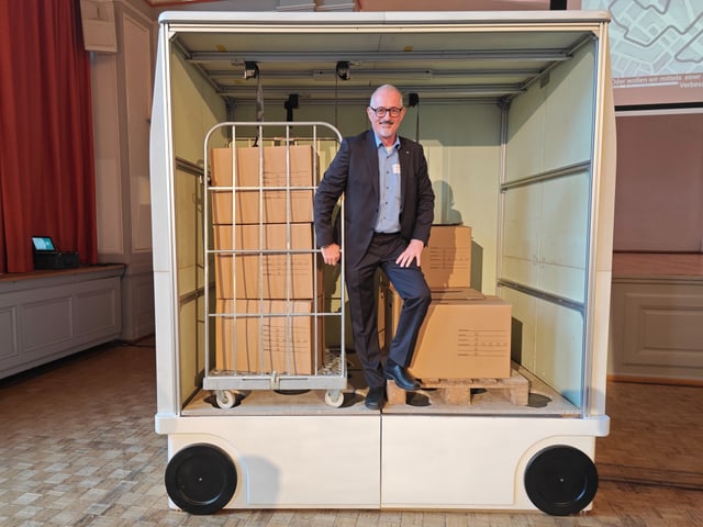 Gabriele Guidicelli, Projektleiter Technik von Cargo sous terrain präsentiert ein Modell des Cargo-Wagens.