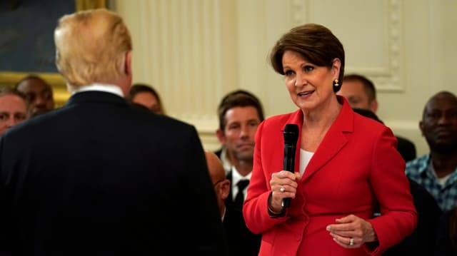 US-Präsident Trump im Weissen Haus mit Lockheed-Martin-Chefin Hewson.